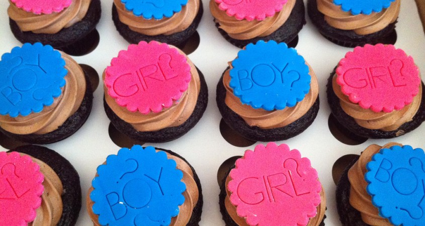 Pink and blue gender reveal party cupcakes - Are they dangerous for children?